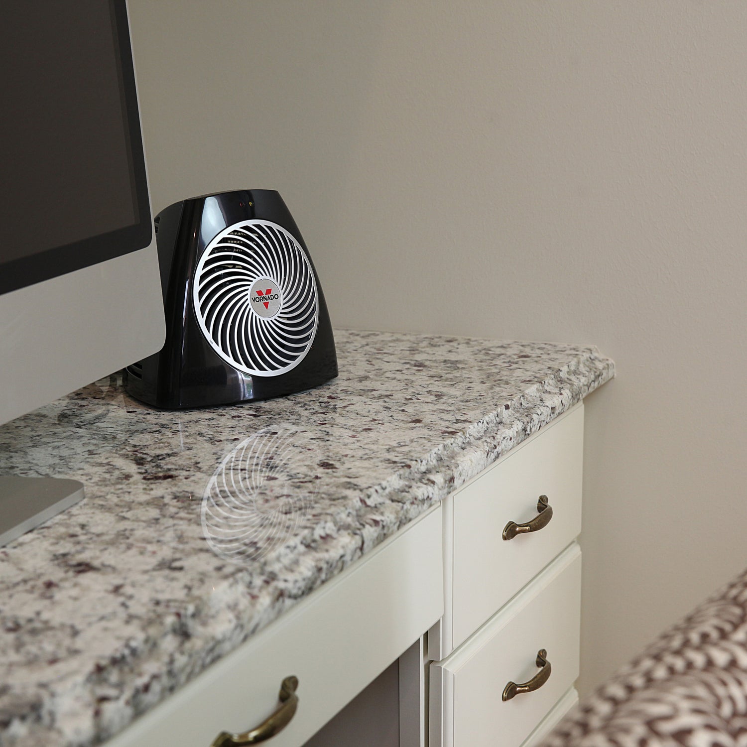 under desk heater Vornado VH202 personal heater